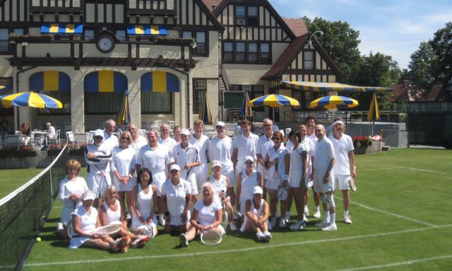 kuvassa tennispelaajia newyorkissa valkoisissa asuissa